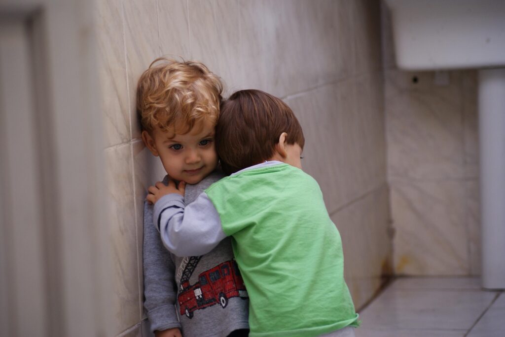 שני פעוטות מחובקים, מדגים את הנטייה לחברתיות-יתר וצורך בקרבה פיזית בתסמונת ויליאמס